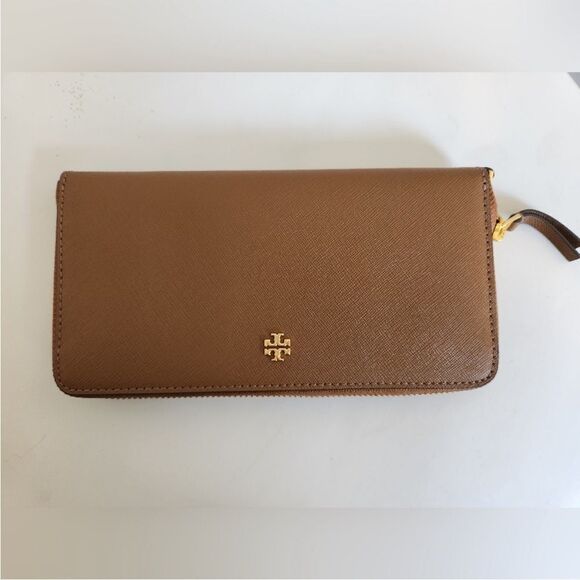 Tory Burch Handbags - Tory Burch Emerson Wristlet Zip Continental Wallet - New